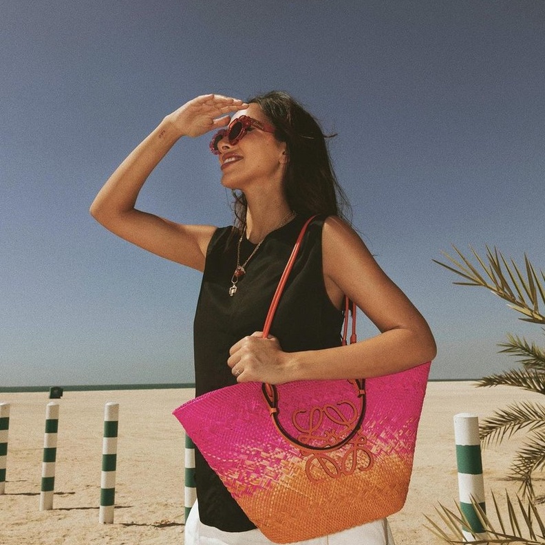 اختارت هلا حقيبة يد صيفية من القش