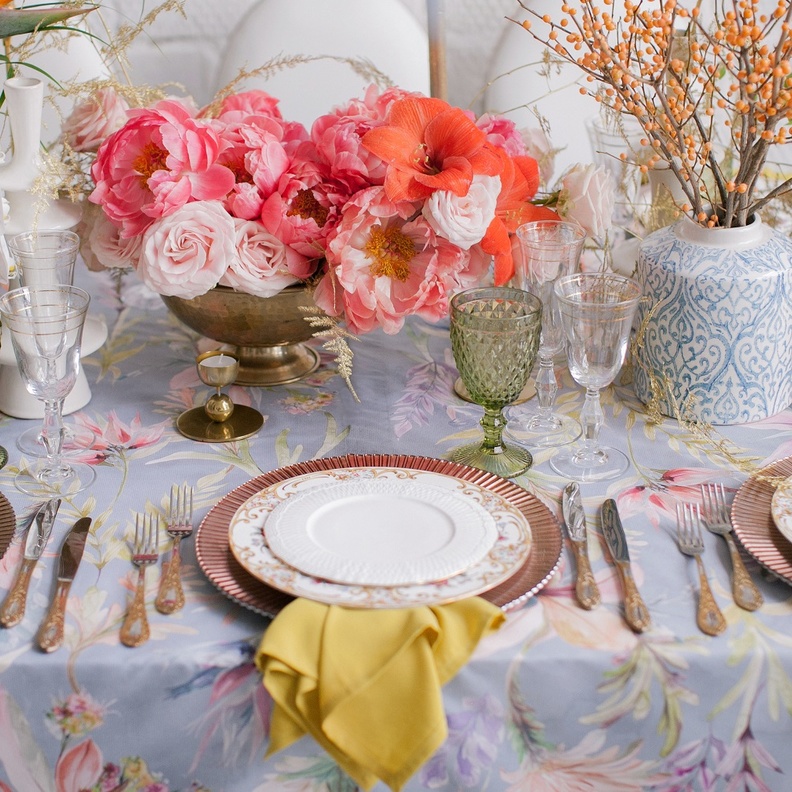 اختاري أدوات المائدة من معالق وشوك وسكاكين الفضية أو النحاسية