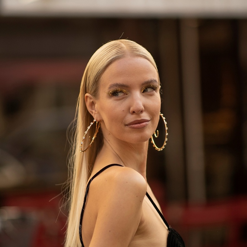 اطلالات ستريت ستايل جمالية مع الظلال الذهبية البراقة والمجنحة