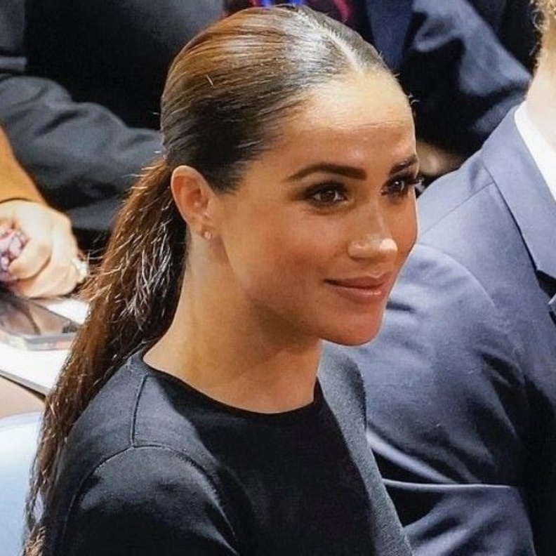 إطلالة ميغان ماركل تحيي صيحة المكياج القوي وتسريحات ذيل الحصان