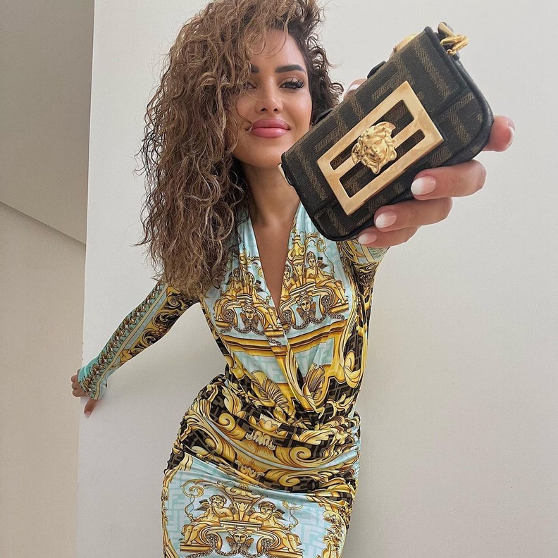 اطلالات عصرية للصبايا مستوحاة من نجود الرميحي 