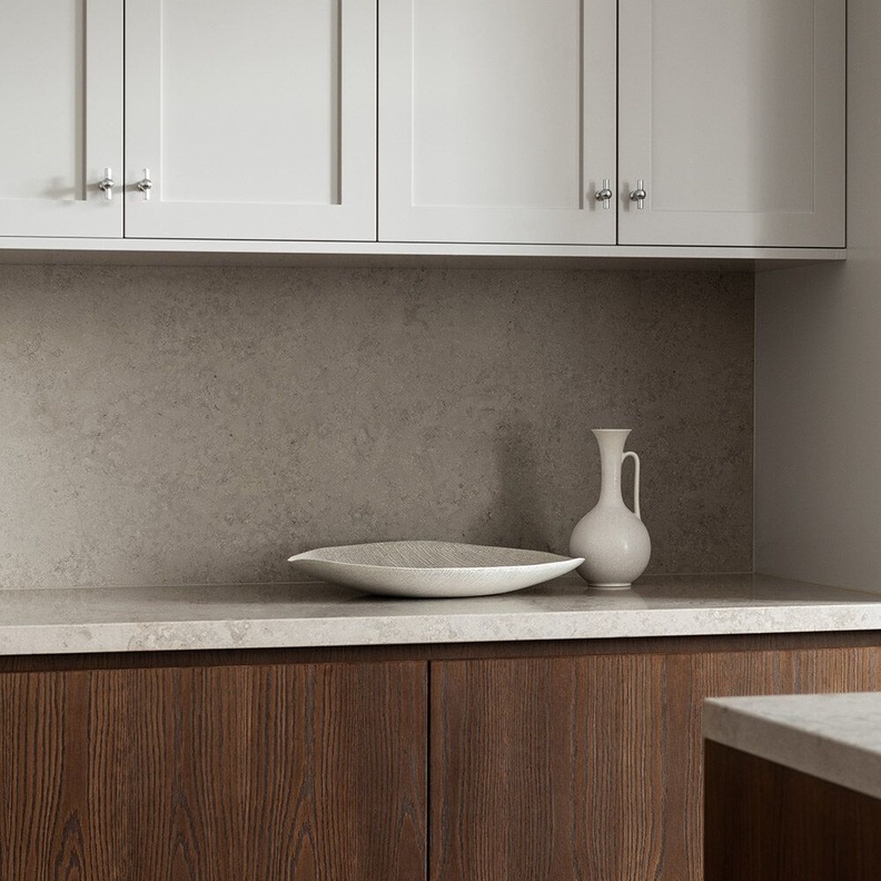 اكسسوارات تضيف طاقة أنثوية على ديكور مطبخ بخطوط حادة وذكورية