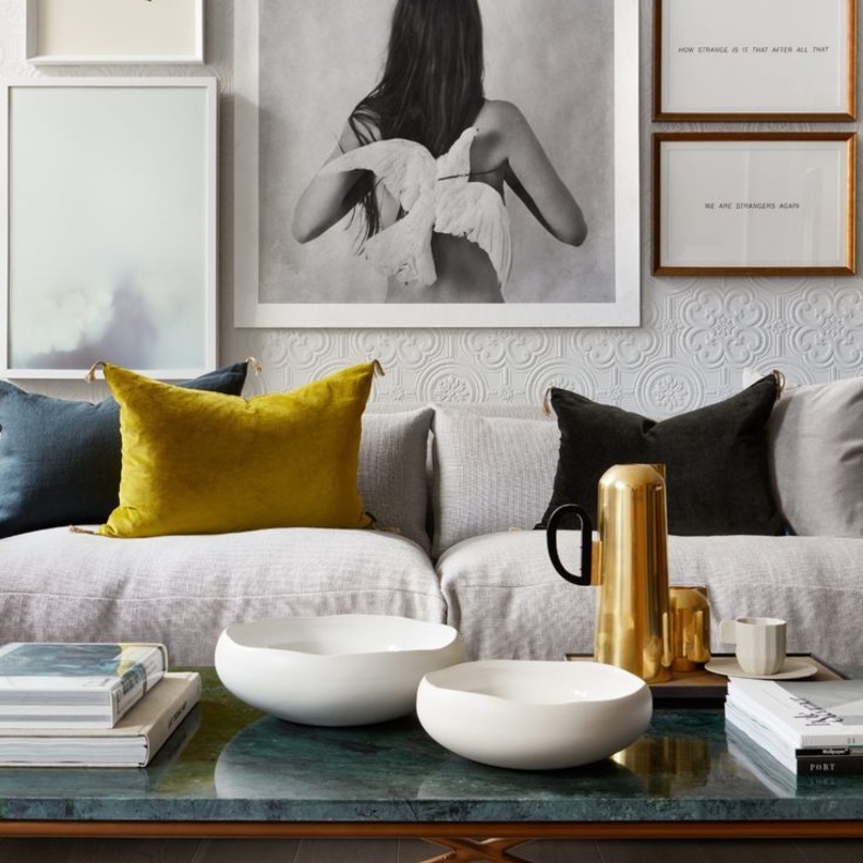 اكسسوارات غرفة معيشة باللونين الأزرق والأصفر