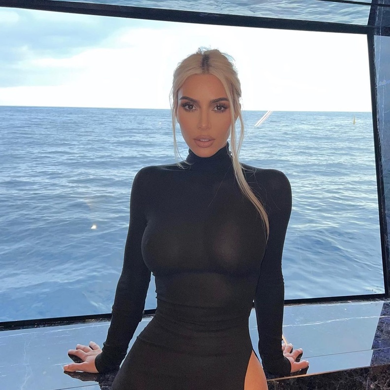 الجرأة عنوان إطلالات كيم كارداشيان الأخيرة