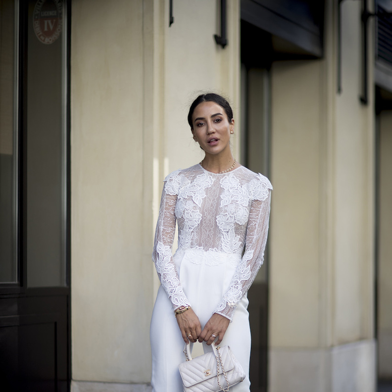 أفكار عصرية لتنسيق الأحذية الملونة مع اطلالاتك الصيفية 