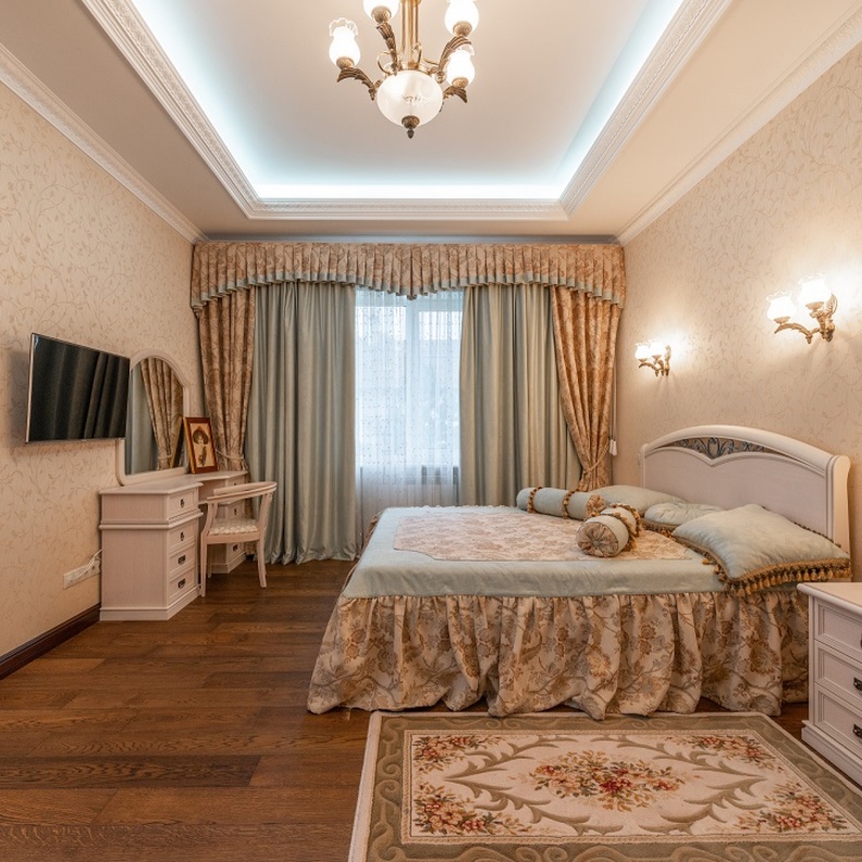 الستائر تضيف إحساساً بالنعمة والرقي والفخامة في غرفة النوم