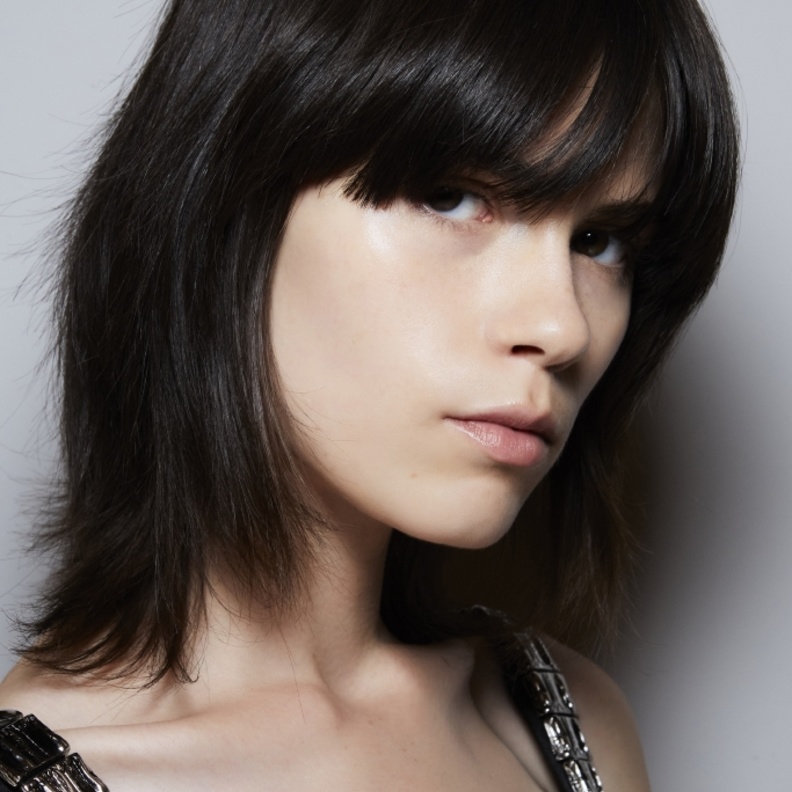 الغرة القصيرة أجمل صيحات تسريحات شعر صيف 2022