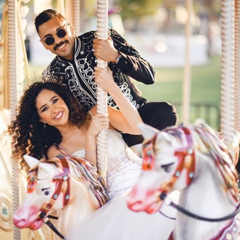 الفنان حسن أبو الروس مع عروسته في مدينة الملاهي خلال حفل زفافه= انستغرام الفنان
