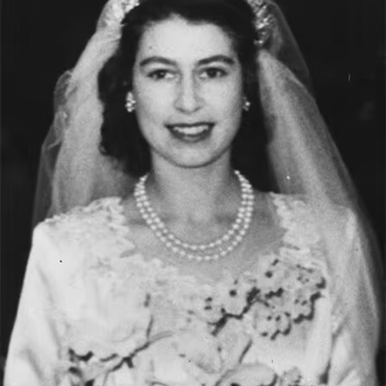 مناسبات ظهرت فيها نساء العائلات الملكية بالتاج الملكي للمرة الأولى