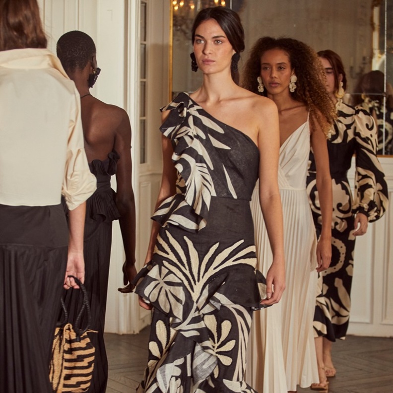 أجمل موديلات فساتين بنقشة استوائية لإطلالة أنيقة هذا الصيف 