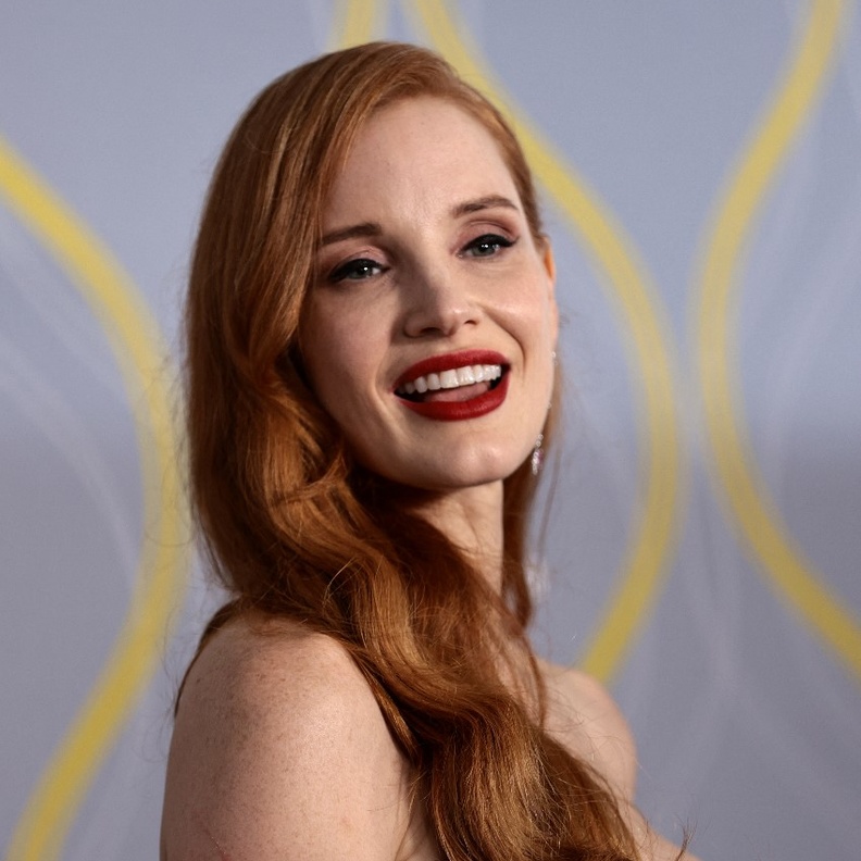 طرق وحيل وضع ألوان أحمر الشفاه الداكن بأسلوب النجمات العالميات