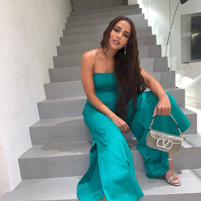 بلقيس بالجمبسوت الأزرق مع حقيبة ‏لوكو Loco من Valentino Garavani باللون الفضيّ