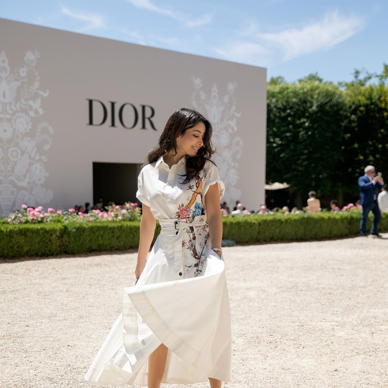 تألقت أسيل عمران بالفستان الأبيض المزيّن بالتطريز الملون