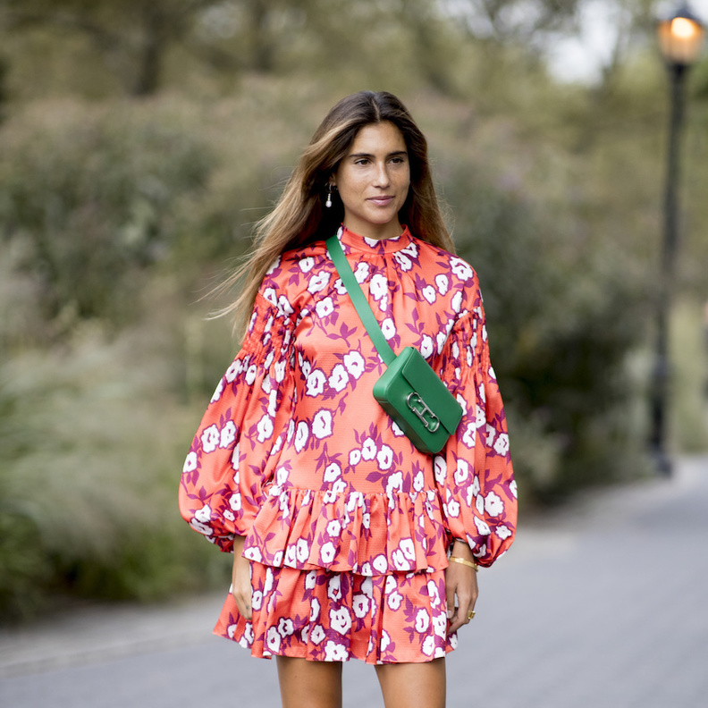 اطلالات صيفية تبرز أنوثتك في الفساتين الموّردة 