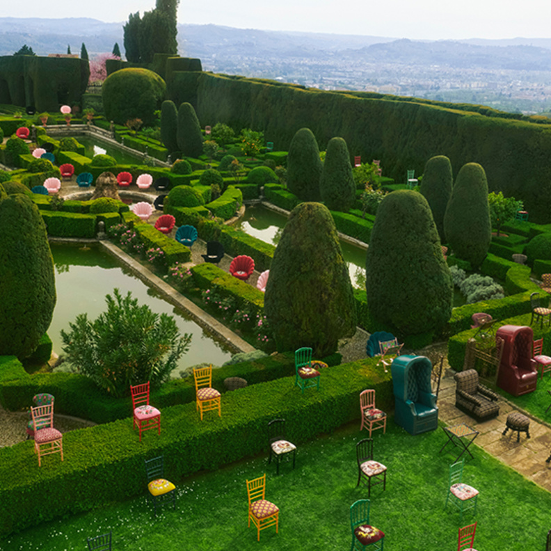 تتنوع المجموعة ما بين الكراسي والوسائد الأنيقة وورق الحائط بطبعات الزهور