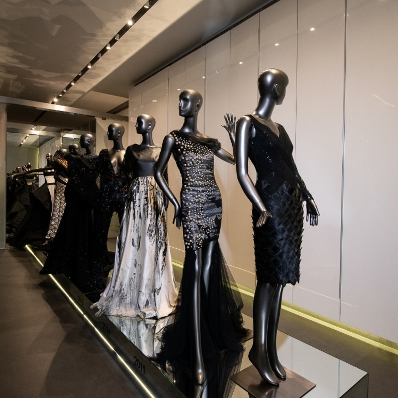 تحولت طوابق مبنى دار طوني ورد إلى معرض أزياء