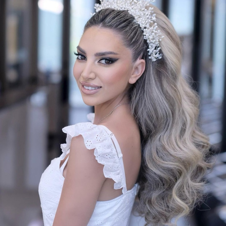 تسريحات شعر راقية للعروس من إنستقرام لصيف 2022