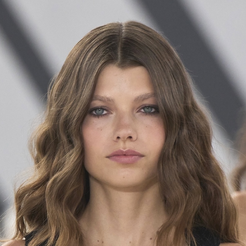 تسريحات شعر طويلة وويفي في عرض  CHANEL للهوت كوتور 2023