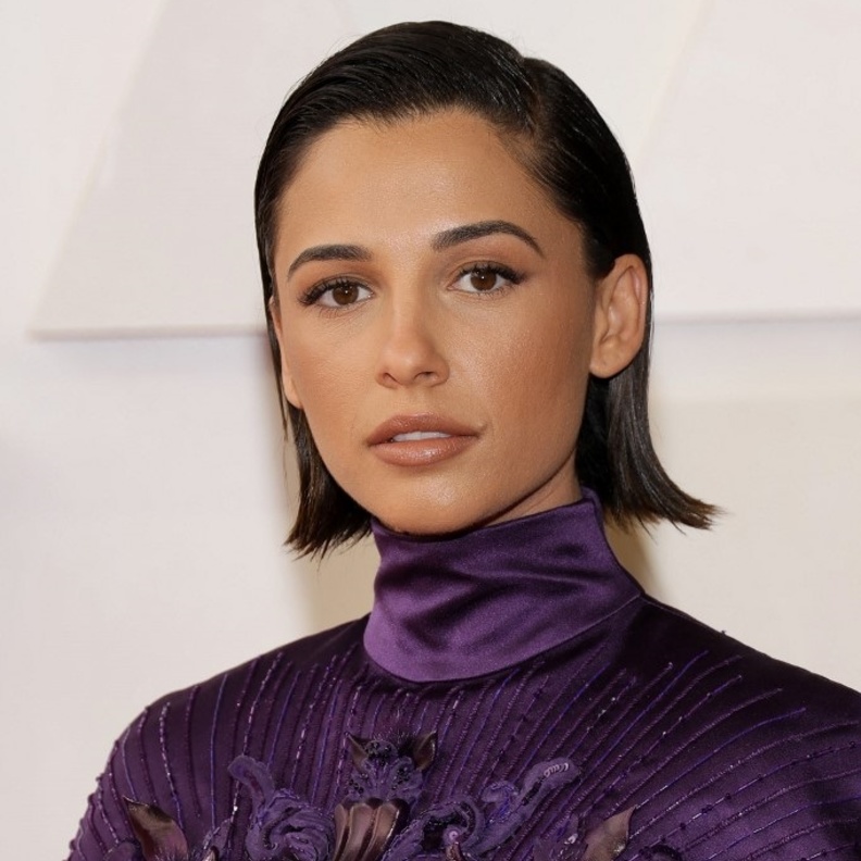 طرق تطبيق تسريحات ناعمة للشعر القصير مستوحاة من نعومي سكوت