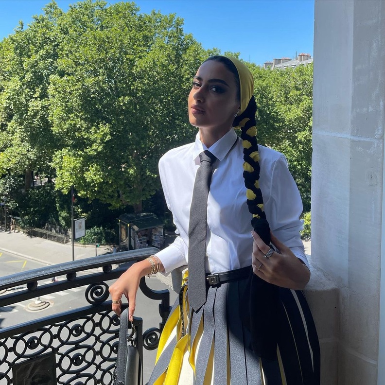 تنسيق معطف الرأس بأسلوب غير تقليدي على طريقة يارا النملة