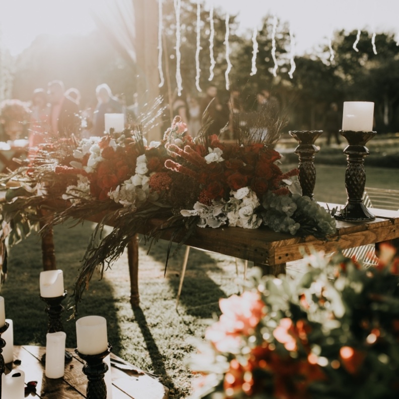 حفل زفافك فإن استخدام أصص النباتات في زينة وديكور حفل زفافك