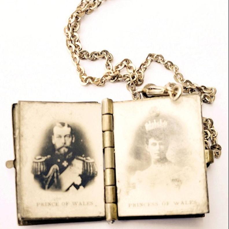 اكتشاف قلادة نادرة عمرها 120 عامًا تحتوي على صور للملكة فيكتوريا