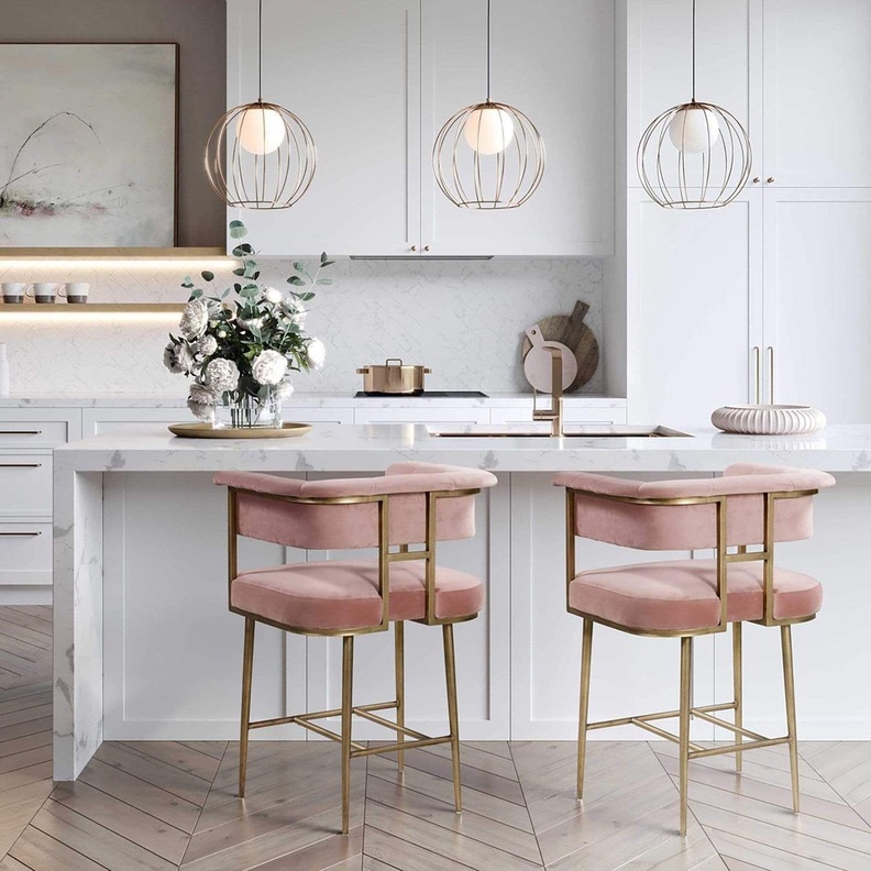 ديكور مطبخ مميز باللون الوردي الباستيل وإناء الزهور الطبيعية 