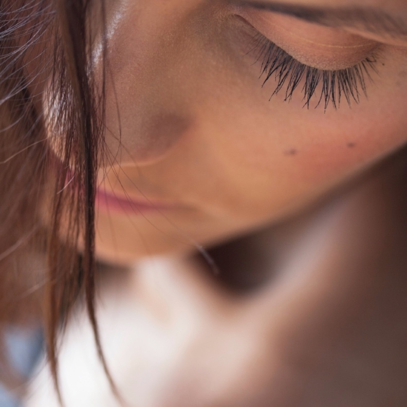 زيت بذور الكتان مع زيت اللوز خلطة تساعد على تطويل الرموش