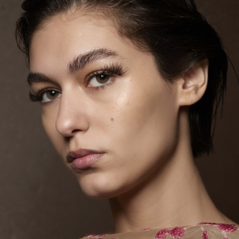 رسمات حواجب مبعثرة وعريضة من وحي دار Elie Saab