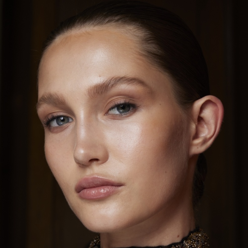 رسمات مكياج برونزي مشرق مع البلاشر القوي من دار Zuhair Murad