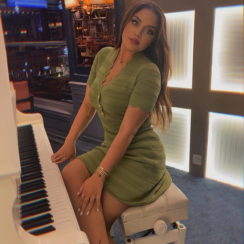 زينب فياض بقلادة van cleef and arpels