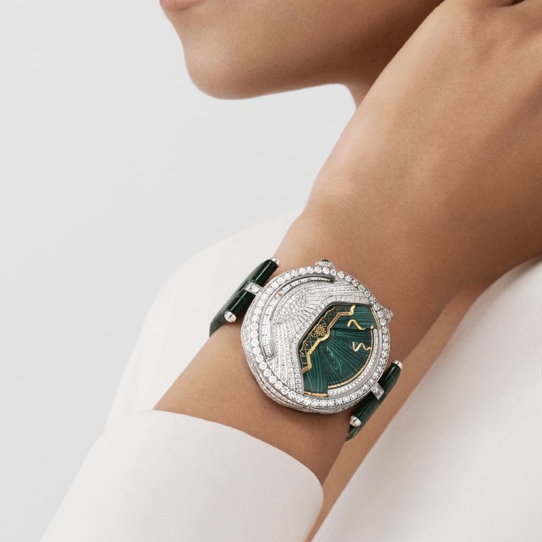 ساعة فخمة بدرجة اللون الأخضر من فان كليف