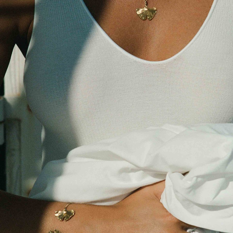 موضة الأساور المفتوحة لتتألقي بإطلالة صيفية عصرية