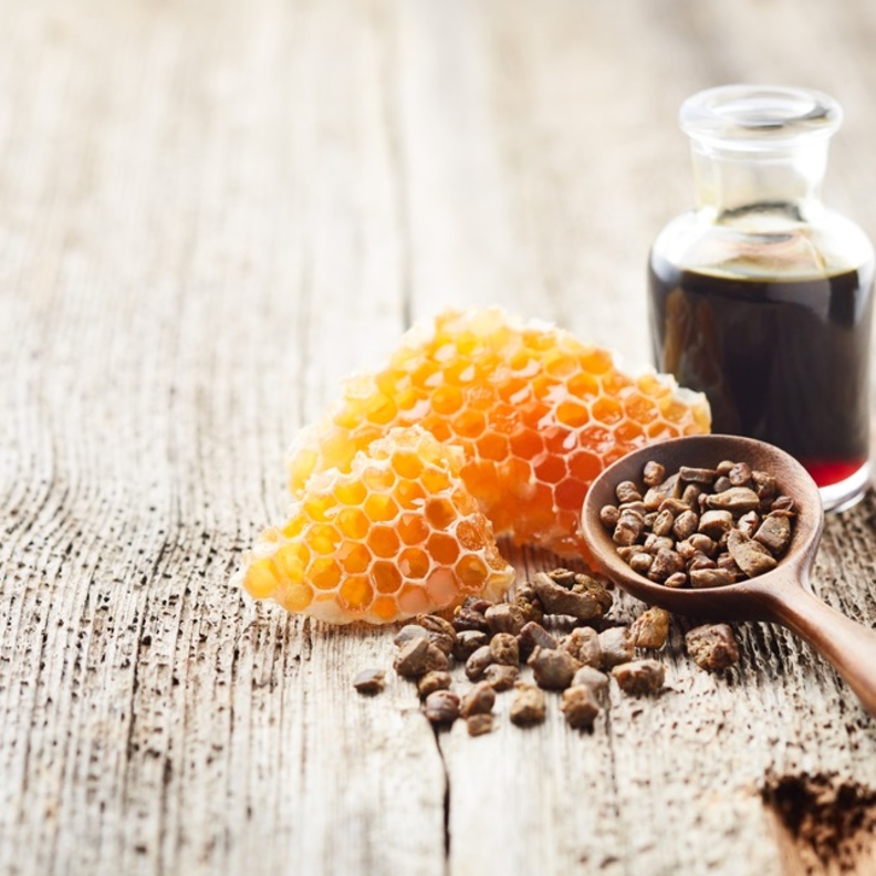 صمغ النحل مركب فريد غني بالفوائد الصحية وهكذا يمكن تناوله