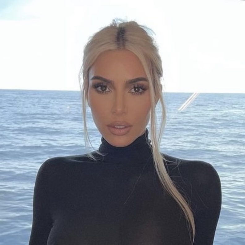 العمليات غير الجراحية التي خضعت لها كيم كارداشيان لتحصل على إطلالتها الحالية