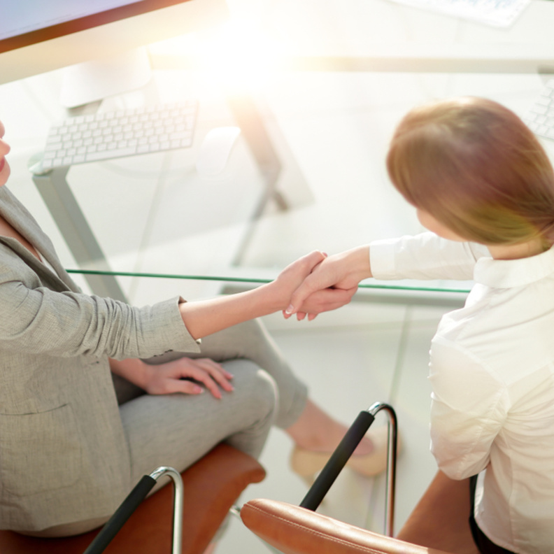 كيف تتعلم المرأة الصبر في العمل للنجاح وبناء العلاقات