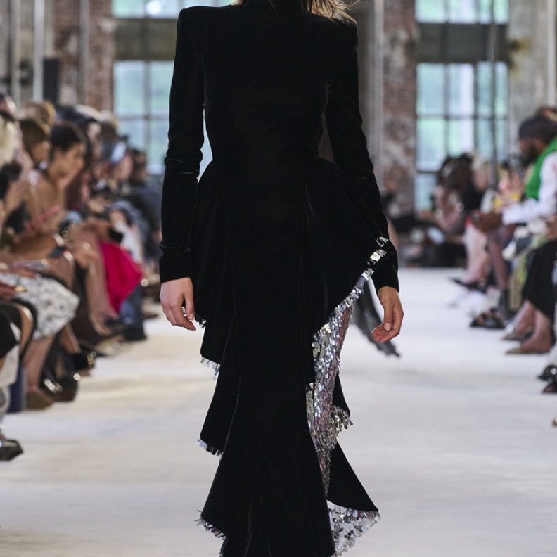 إطلالات محتشمة مميّزة من عروض الأزياء الألبسة الفاخرة 2022-2023 