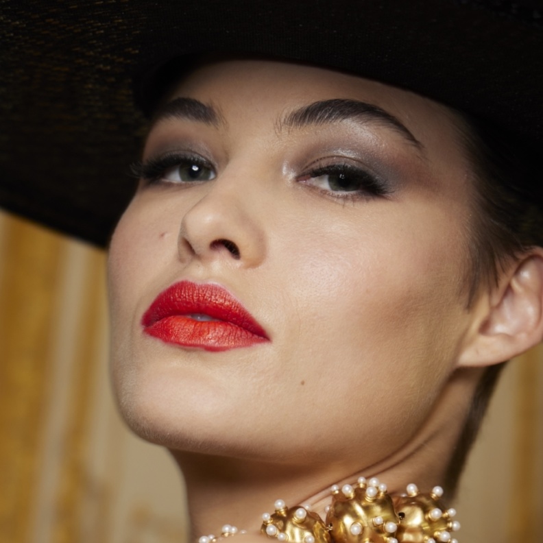 صيحات مكياج مع احمر الشفاه القوي من دار Schiaparelli