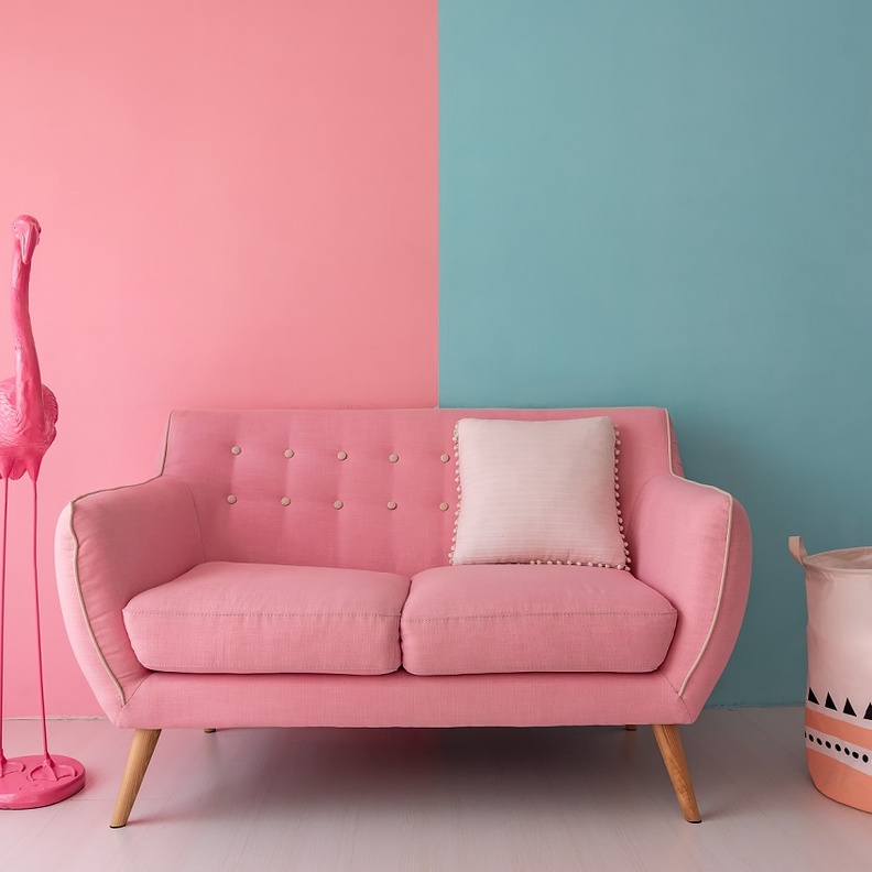 طلاء أحد حوائط غرفة المعيشة من أجمل طرق تجديد المنزل