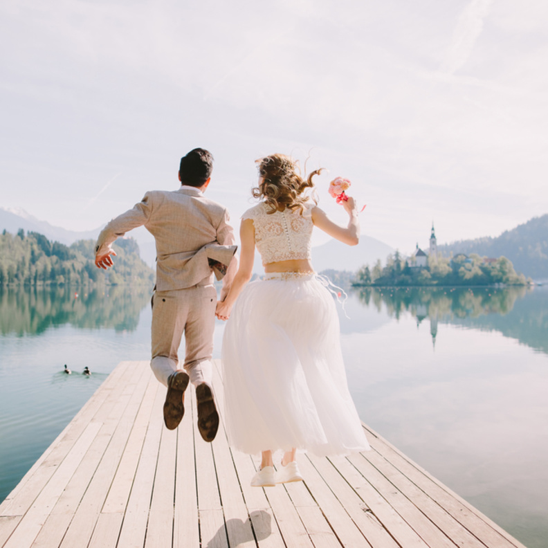 عروسان في بحيرة بليد الرومانسية في سلوفينيا