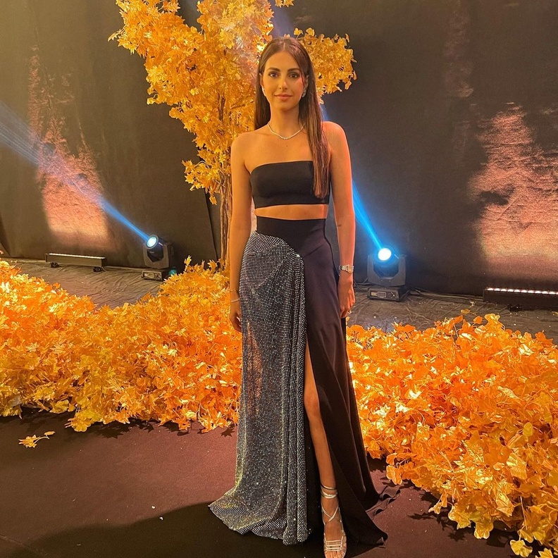 فاليري أبو شقرا خطفت الأنظار بتصميم عصريّ حمل توقيع دار باسيل سودا