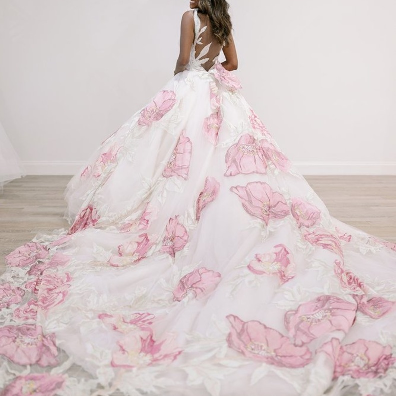 فساتين زفاف باللون الزهري للعروس العصرية