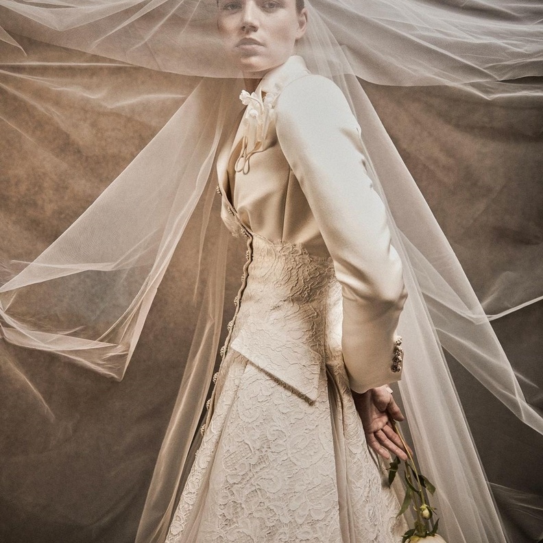 فستان زفاف بقصة المعطف انستقرام@krikorjabotian