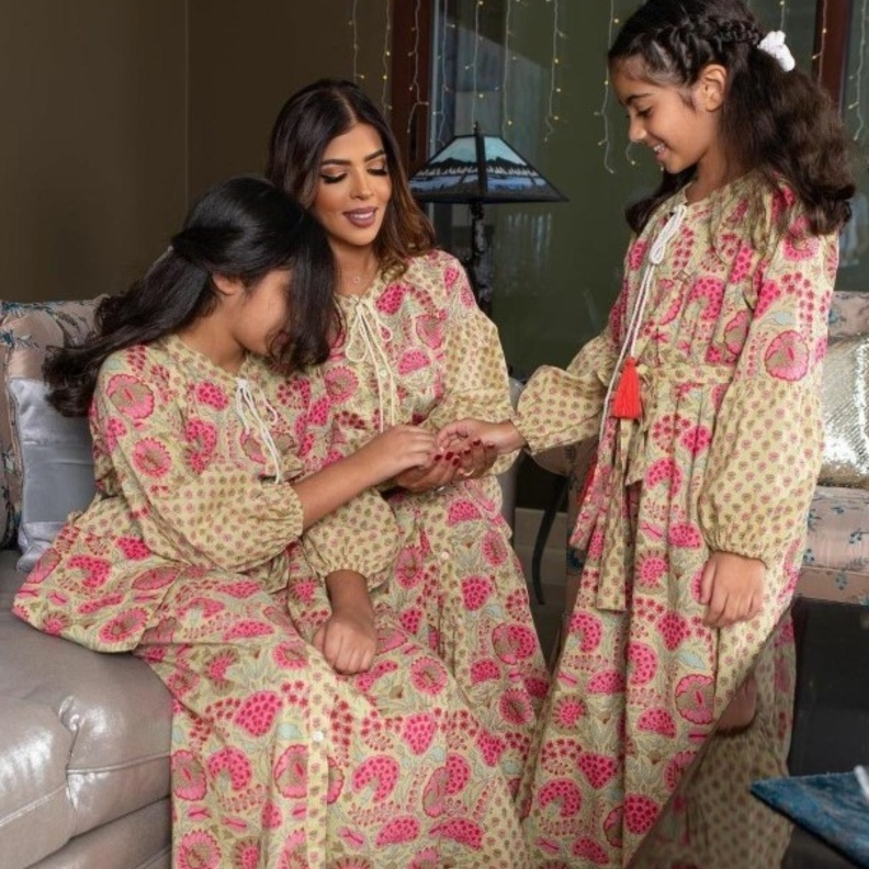 قفاطين أنيقة للأم وابنتها من حساب نهى سندي