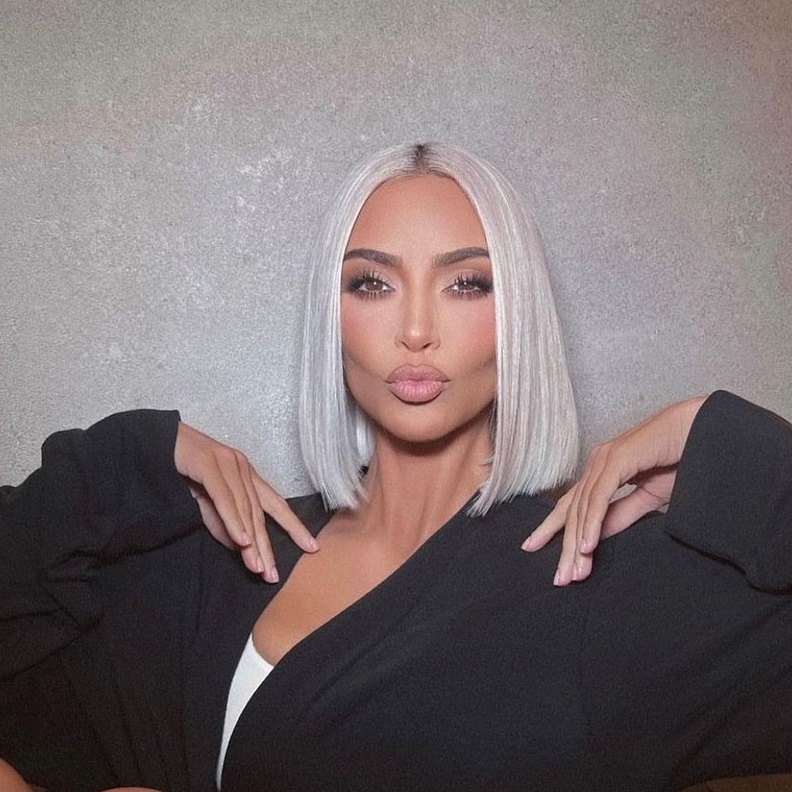 كيم كارداشيان تعود لتسريحات الشعر الكاريه واللون الرمادي