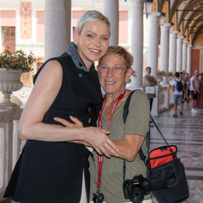 الأميرة شارلين تتجول داخل القصر الملكي بموناكو مع السائحين