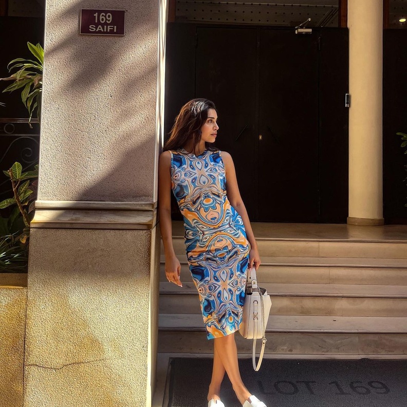 لمسة الألوان المقرونة بالنقشات لا تغيب عن إطلالات ياسمينا زيتون