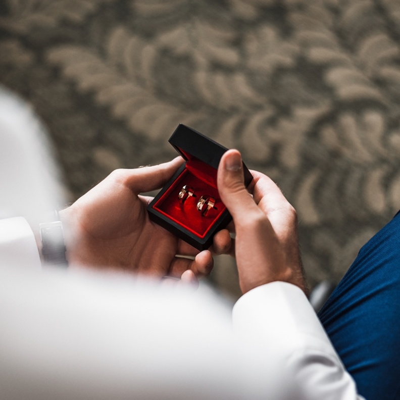 متى يتخذ رجل برج السرطان قرار الزواج