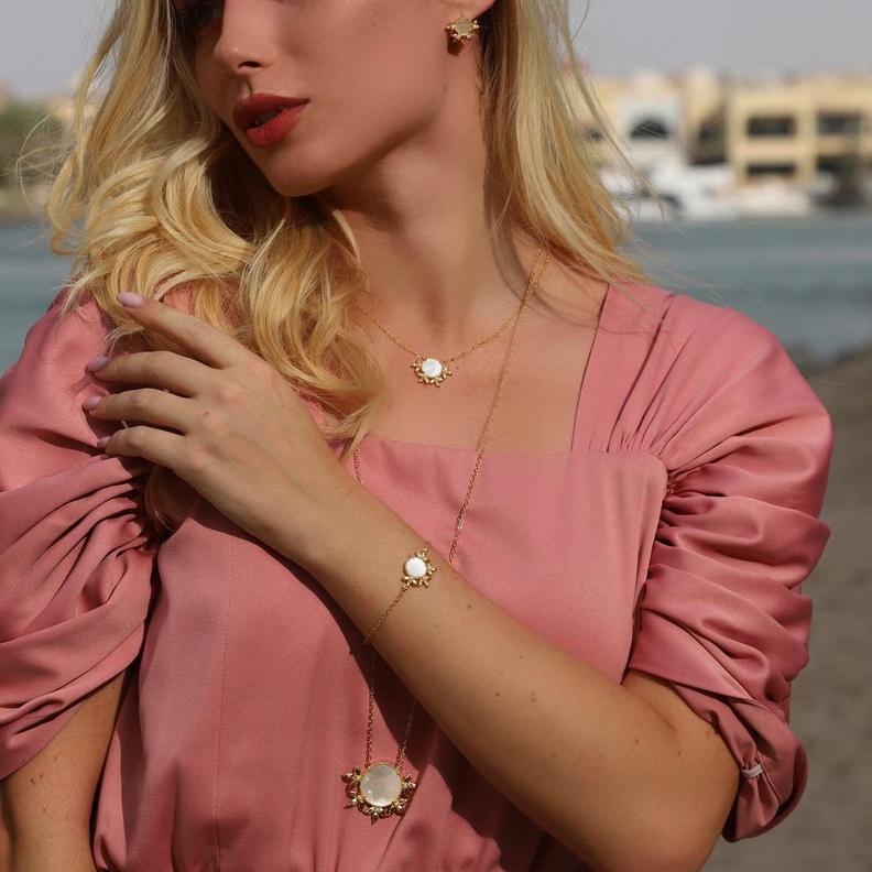 مجموعة Fleur de lune من مجوهرات Ritzy مزينة بالأصداف