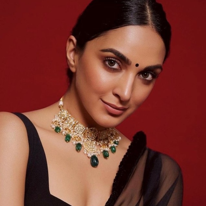 خطوات رسمات مكياج ناعم بأسلوب النجمة الهندية Kiara Advani
